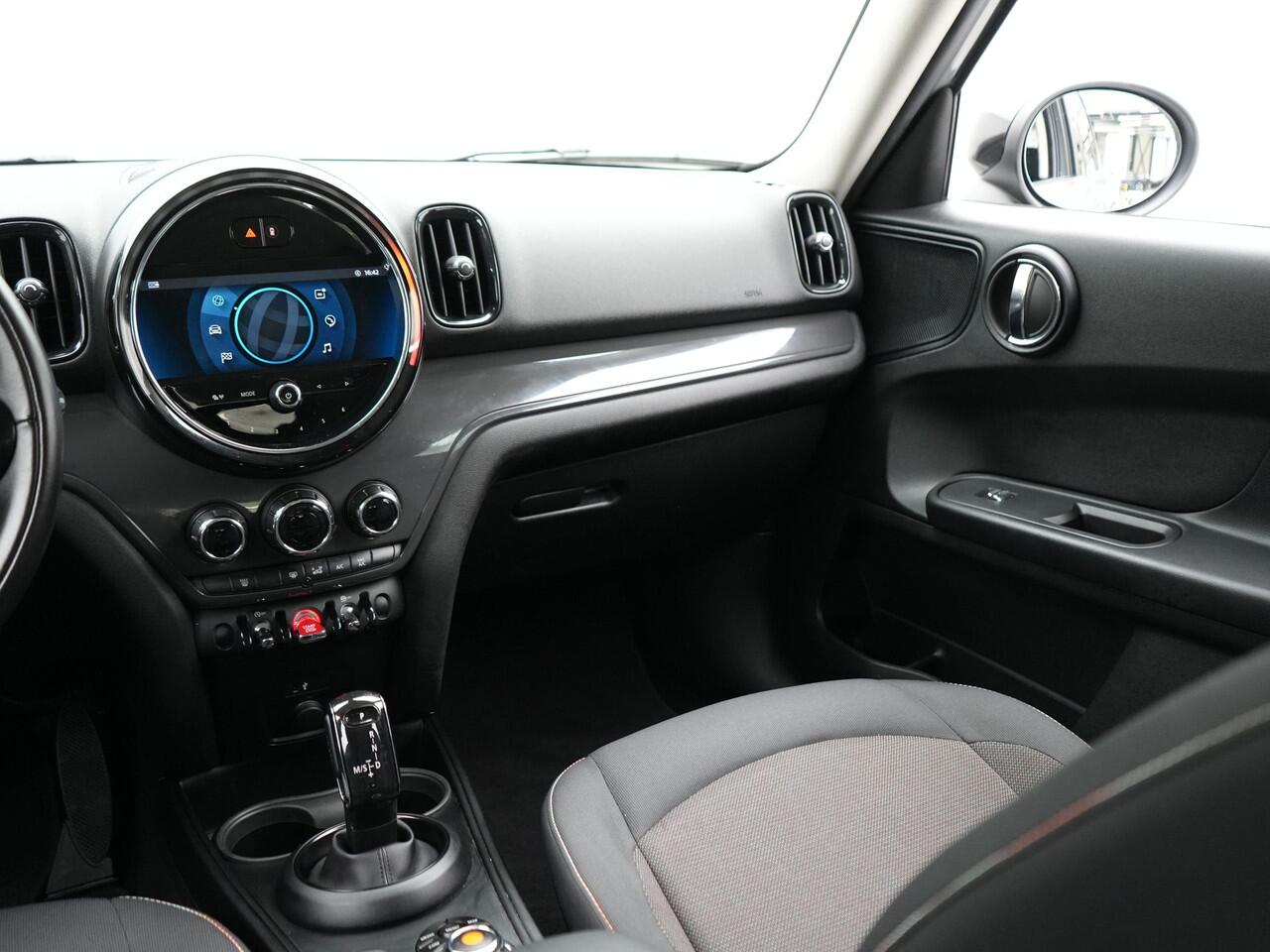 Mini COUNTRYMAN Mini 1.5 Cooper Business Edition | Apple Carplay | Cruise Control | Parkeersensoren Achter | DAB | Airco |