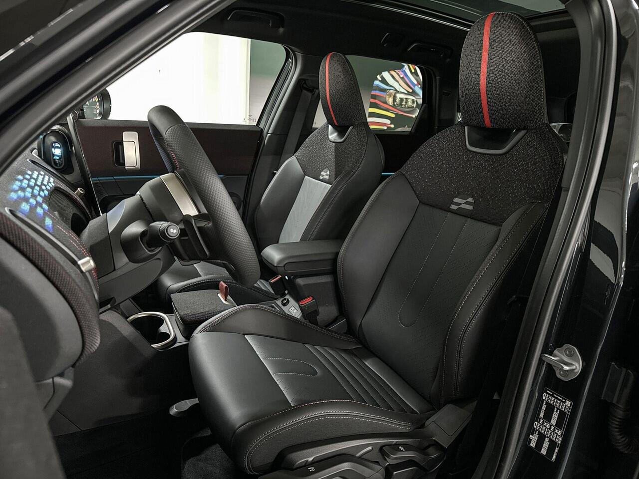 Mini COUNTRYMAN C | John Cooper Works Uitvoering | Pakket M | 19" Runway Spoke Jet Black | Selections