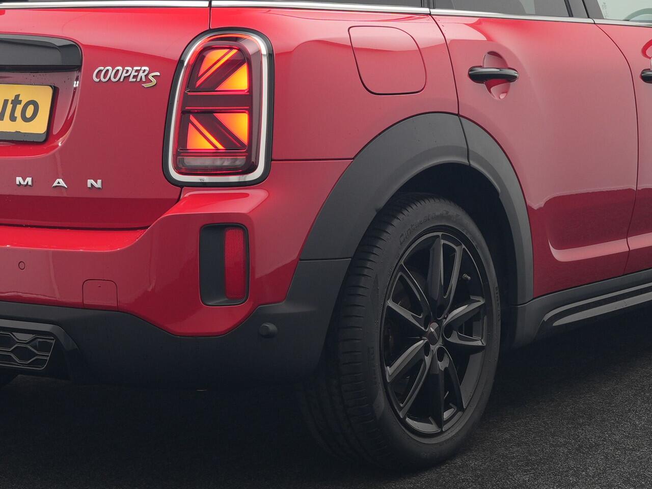 Mini COUNTRYMAN 2.0 Cooper S E ALL4 JCW Plug In Hybrid 220pk Dealer O.H PHEV | Panodak | JCW Alcantara Sportstoelen Verwarmd | Head Up | Camera | Apple Carplay | Cruise Control | Keyless | Virtual | Navigatie | DAB |