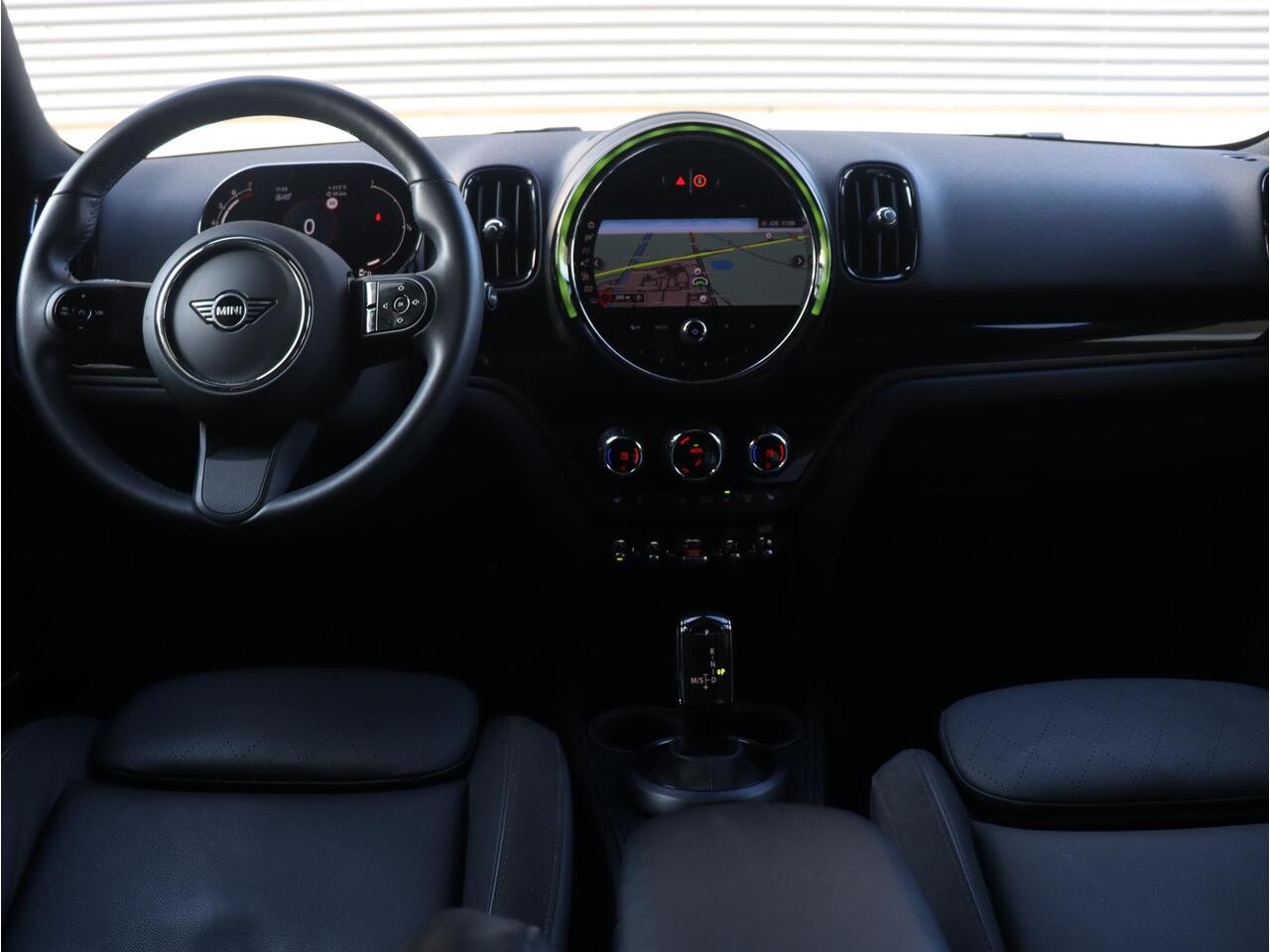 Mini COUNTRYMAN Cooper | Classic + Panodak + Achteruitrijcamera + Comfort Access + Apple Carplay + Verwarmde Voorstoelen + Driving Assistant + 18'' LMV