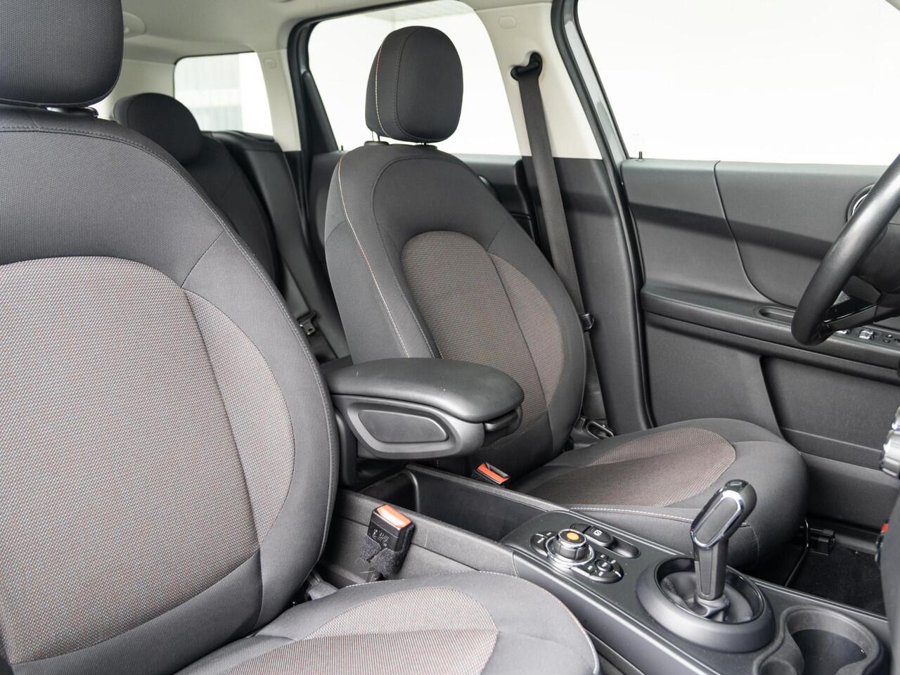 Mini COUNTRYMAN Cooper Aut. Navigatie Plus pakket + Stoelverwarming + Trekhaak