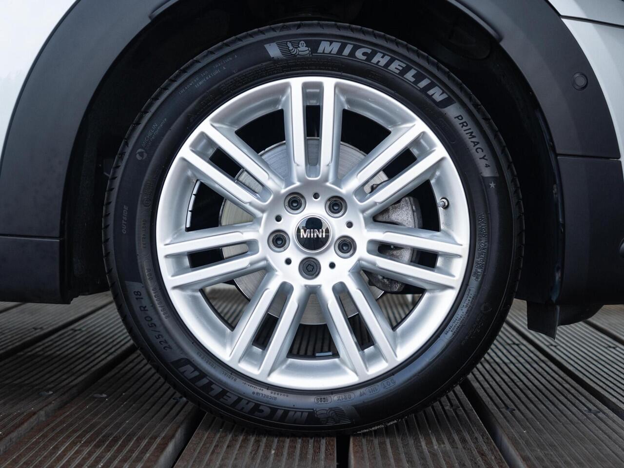 Mini COUNTRYMAN Cooper Aut. Adaptieve Cruise + Achteruitrijcamera + Elektrisch verstelbare stoelen + Glazen Panoramadak