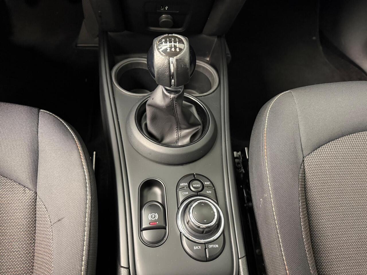 Mini COUNTRYMAN One / Trekhaak / Cruise control / LED / Navigatie / Isofix / Alu wielen 18 inch JCW