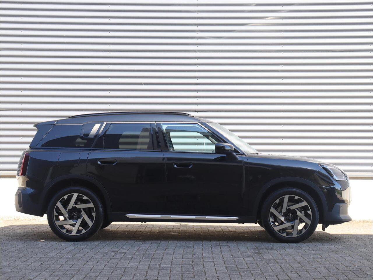 Mini COUNTRYMAN C | Favoured Trim + Pakket L + Panodak + Head-Up + Driving Assistant Plus + Parking Assistant Plus + Harman Kardon + 19'' LMV