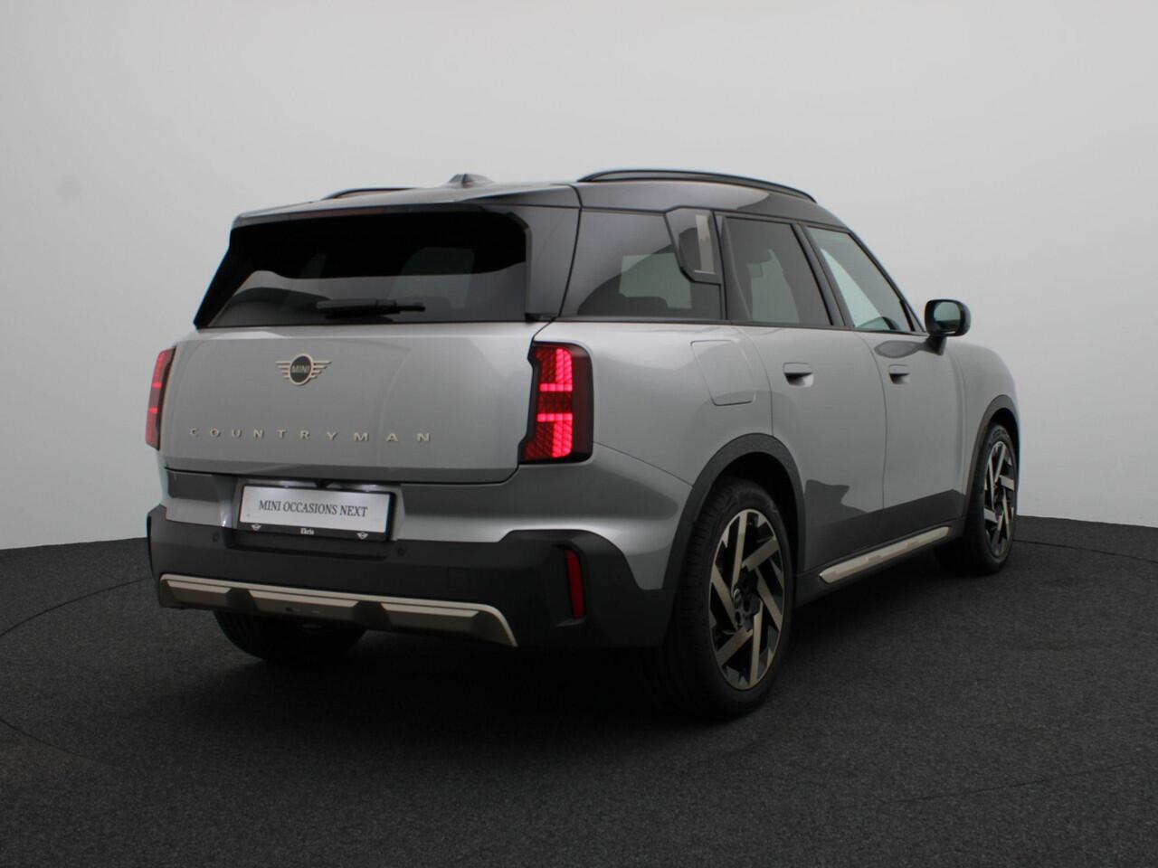 Mini COUNTRYMAN E Favoured + Pakket M + Stuurwielrand Verwarmd + Panoramadak + Driving Assistant + Head-Up Display + 19''