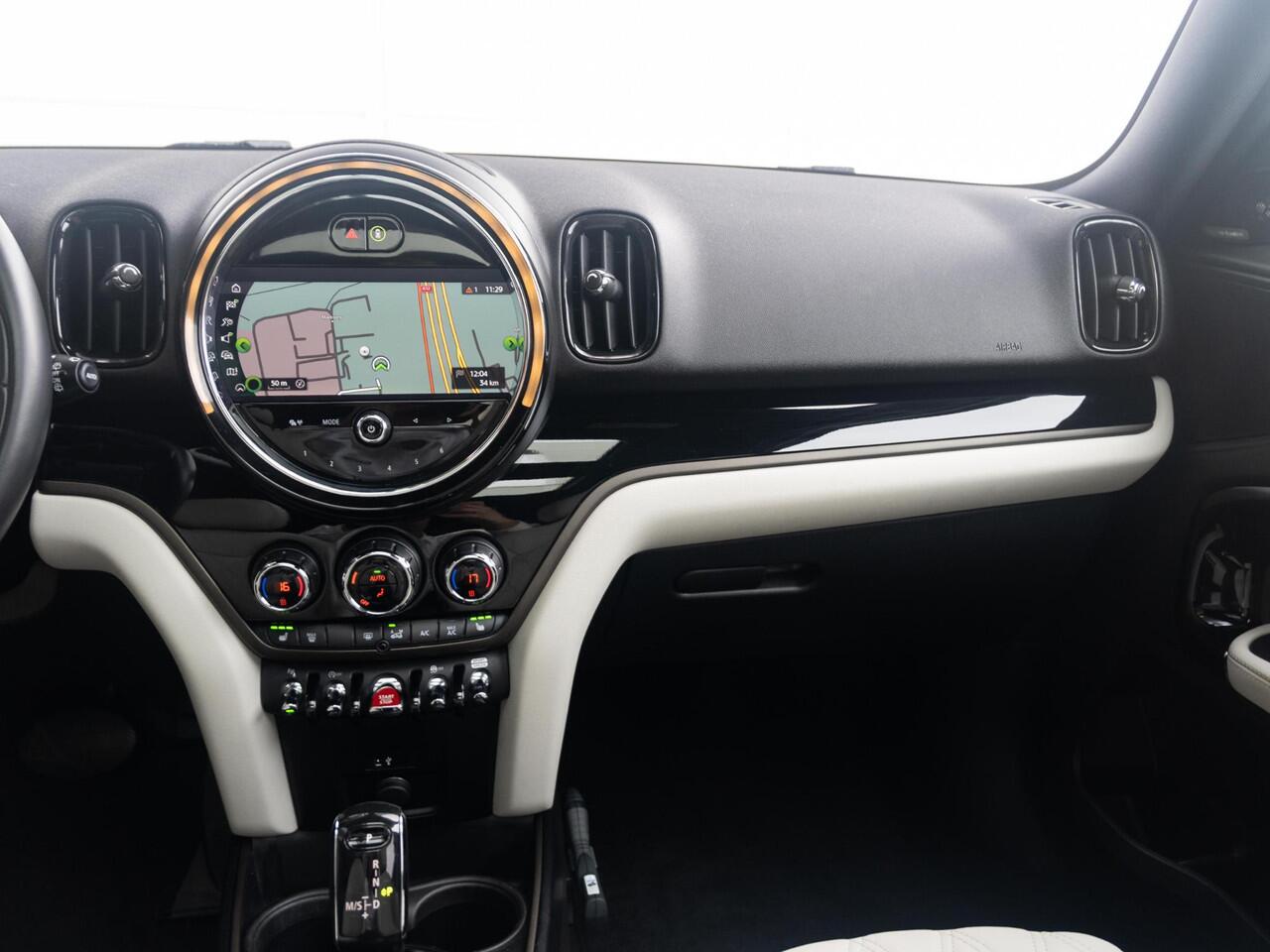 Mini COUNTRYMAN Cooper Aut. Chili + Serious Business + Chester leder + Glazen Panoramadak