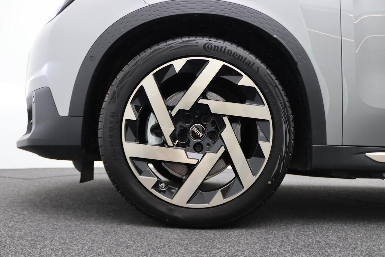 Mini COUNTRYMAN SE ALL4 Favoured + Pakket L + Glazen panoramadak + Driving Assistant Plus + Parking Assistant Plus + Harman Kardon + Elektrisch verwarmde voorstoelen + 19''