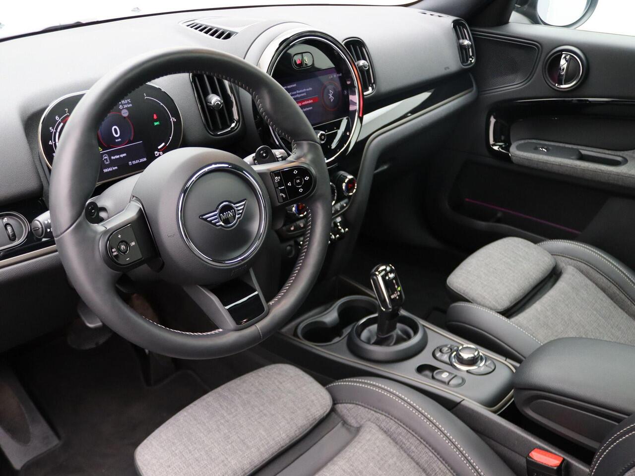 Mini COUNTRYMAN Cooper S Classic + Comfort Plus Pakket + Driving Assistant Pakket + Stuurwielrand Verwarmd + Panoramadak + Sportstoelen + LED + 18''