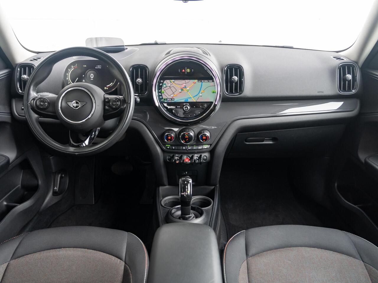 Mini COUNTRYMAN Cooper Aut. Navigatie Plus pakket + Stoelverwarming + Trekhaak
