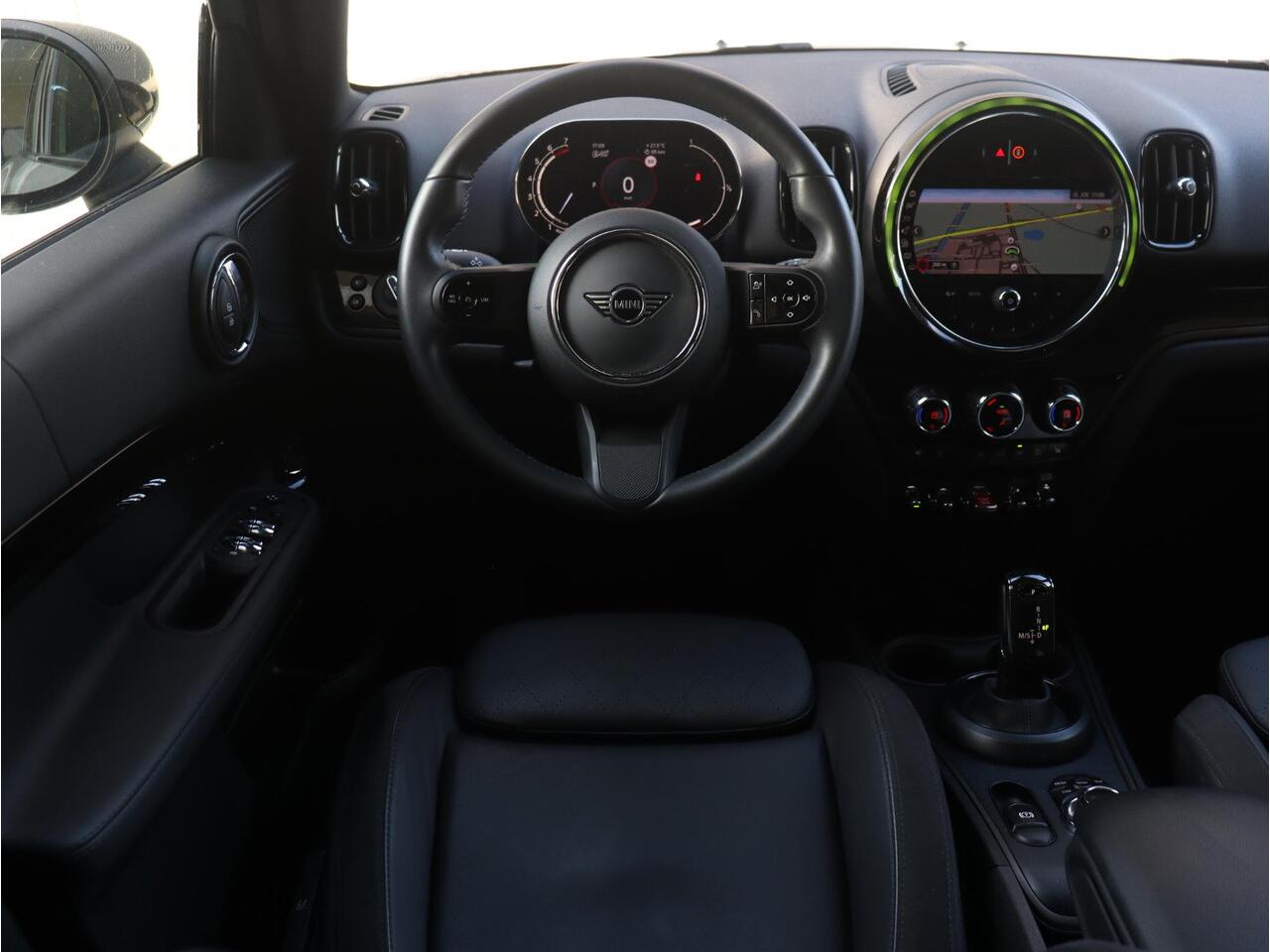 Mini COUNTRYMAN Cooper | Classic + Panodak + Achteruitrijcamera + Comfort Access + Apple Carplay + Verwarmde Voorstoelen + Driving Assistant + 18'' LMV