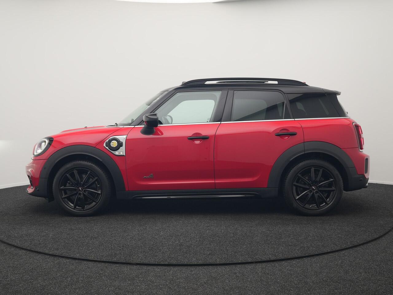 Mini COUNTRYMAN 2.0 Cooper S E ALL4 JCW Plug In Hybrid 220pk Dealer O.H PHEV | Panodak | JCW Alcantara Sportstoelen Verwarmd | Head Up | Camera | Apple Carplay | Cruise Control | Keyless | Virtual | Navigatie | DAB |