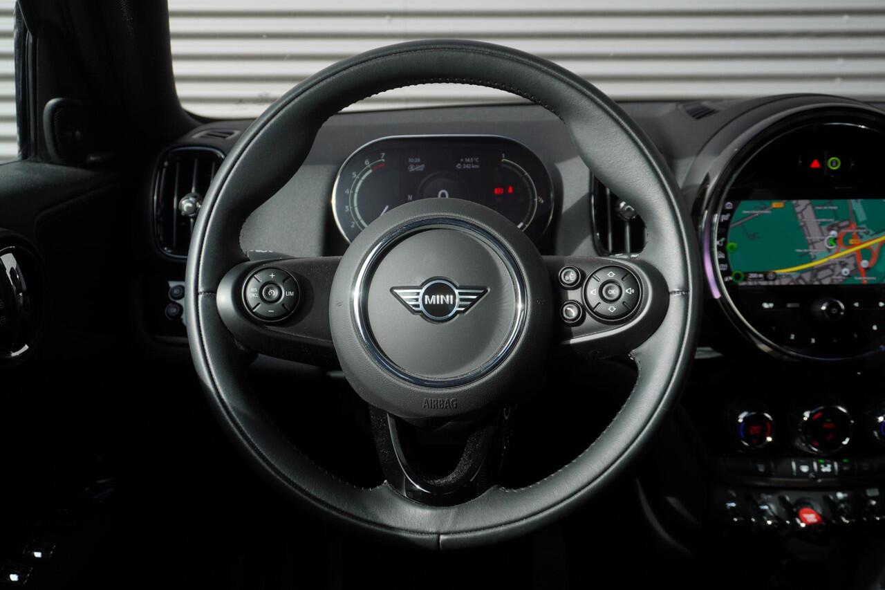 Mini COUNTRYMAN C Chili | Serious Business | Glazen panoramadak | Harman-Kardon sound system | Piano Black Exterior pack