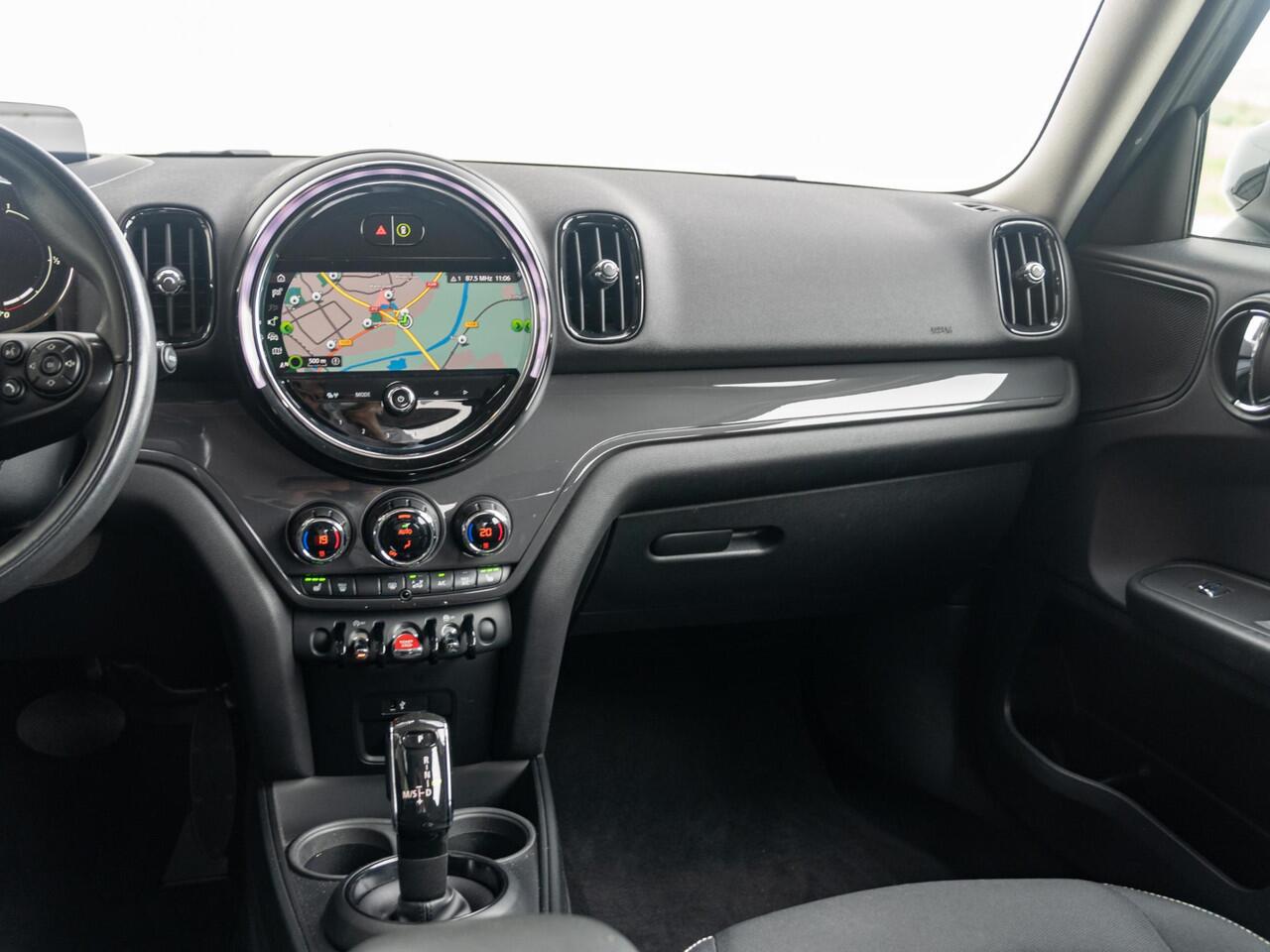 Mini COUNTRYMAN Cooper Aut. Navigatie Plus pakket + Stoelverwarming + Trekhaak