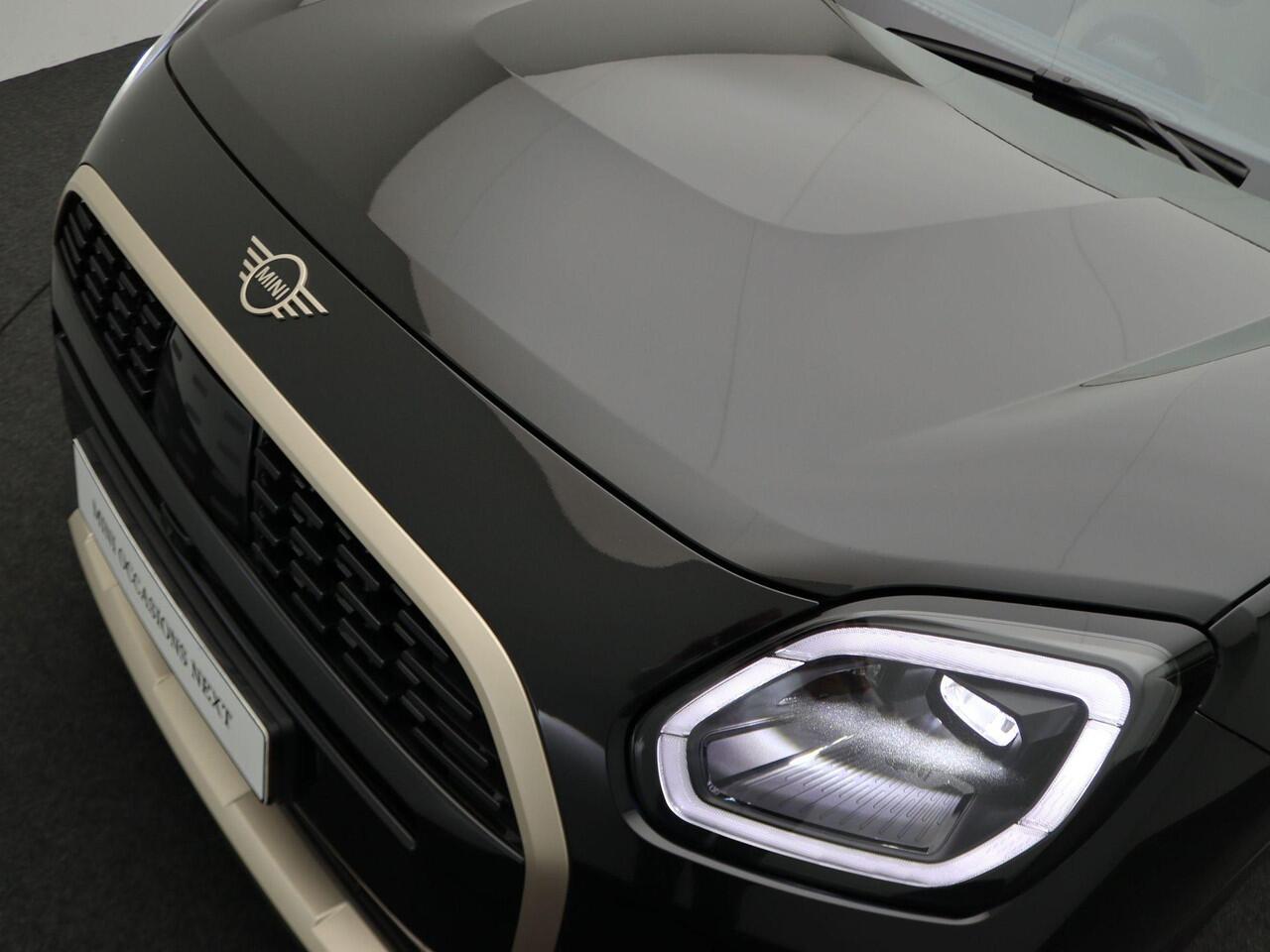 Mini COUNTRYMAN C Favoured Trim + Pakket L + Panorama dak + Harman Kardon + Camera + 19''