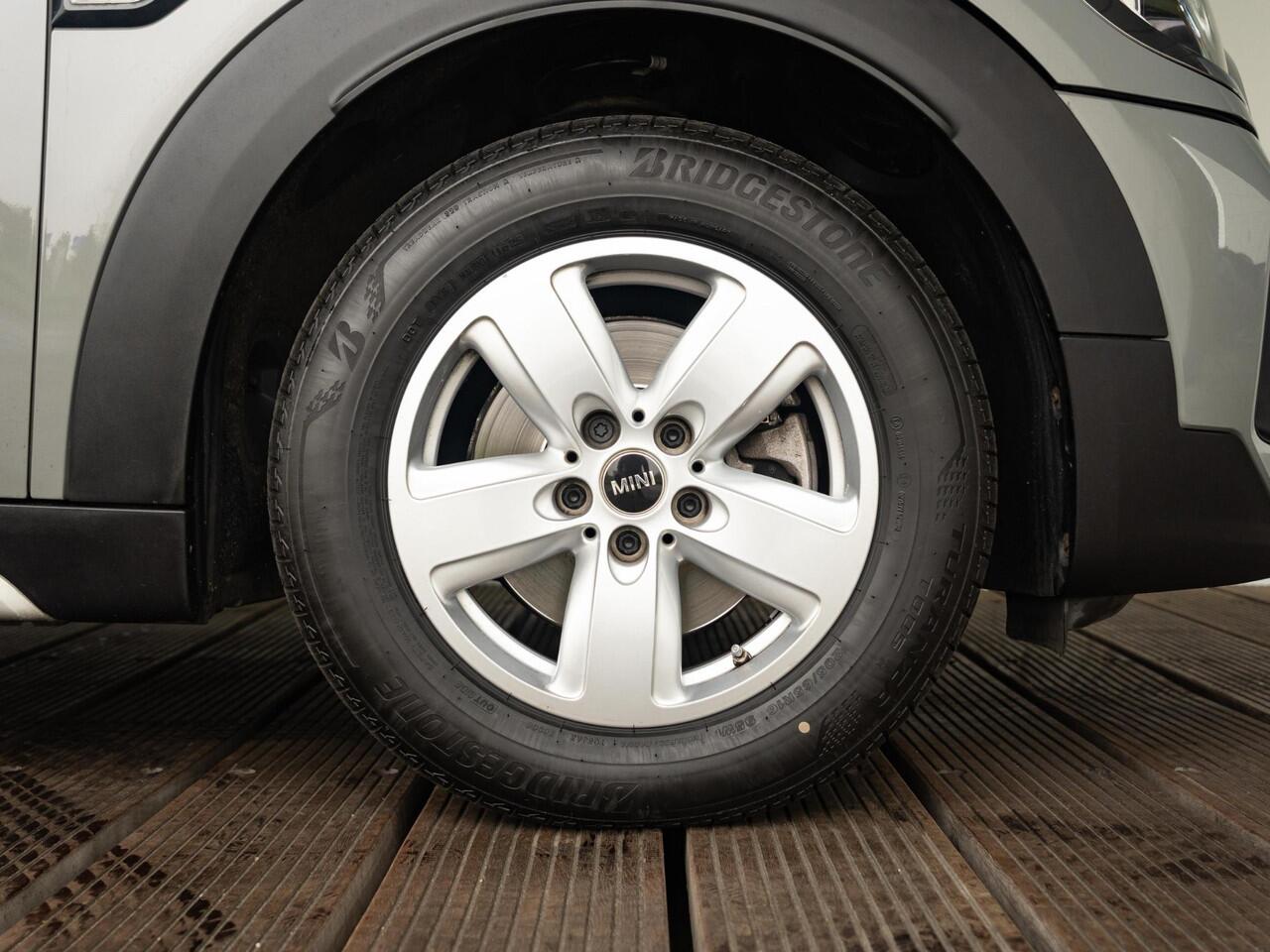 Mini COUNTRYMAN Cooper Aut. Navigatie Plus pakket + Stoelverwarming + Trekhaak