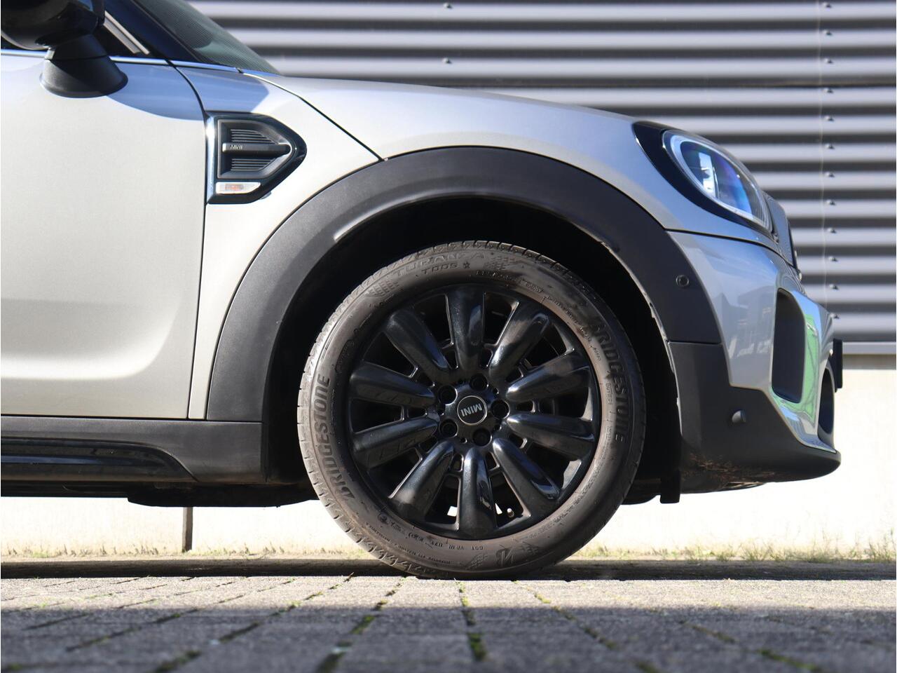 Mini COUNTRYMAN Cooper | Classic + Panodak + Achteruitrijcamera + Comfort Access + Apple Carplay + Verwarmde Voorstoelen + Driving Assistant + 18'' LMV