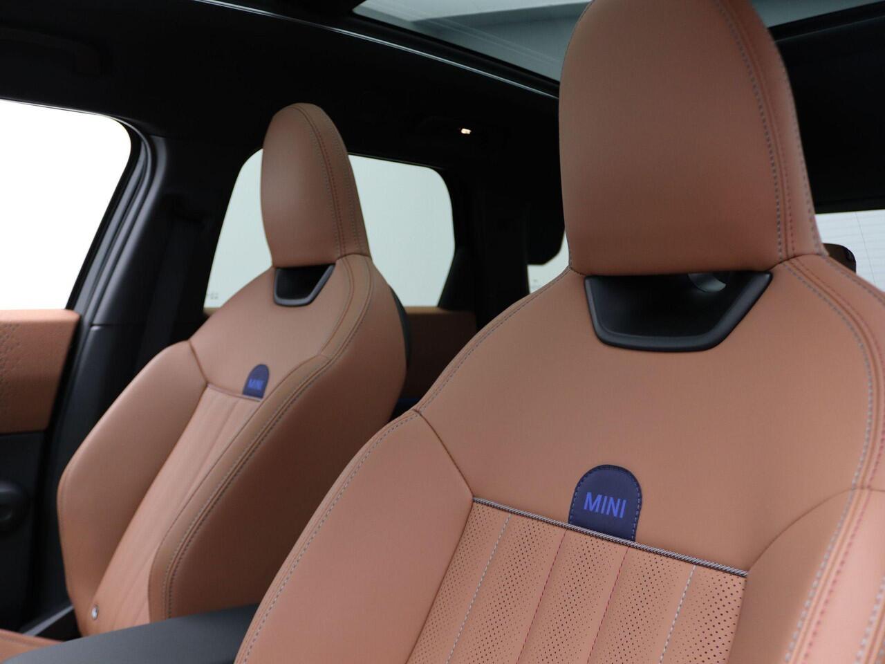 Mini COUNTRYMAN C Favoured Trim + Pakket L + Panorama dak + Harman Kardon + Camera + Led + 19''