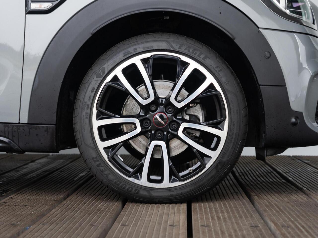 Mini COUNTRYMAN Cooper Aut. Business Edition + JCW pakket + Harman Kardon + Stoelverwarming + Glazen Panoramadak