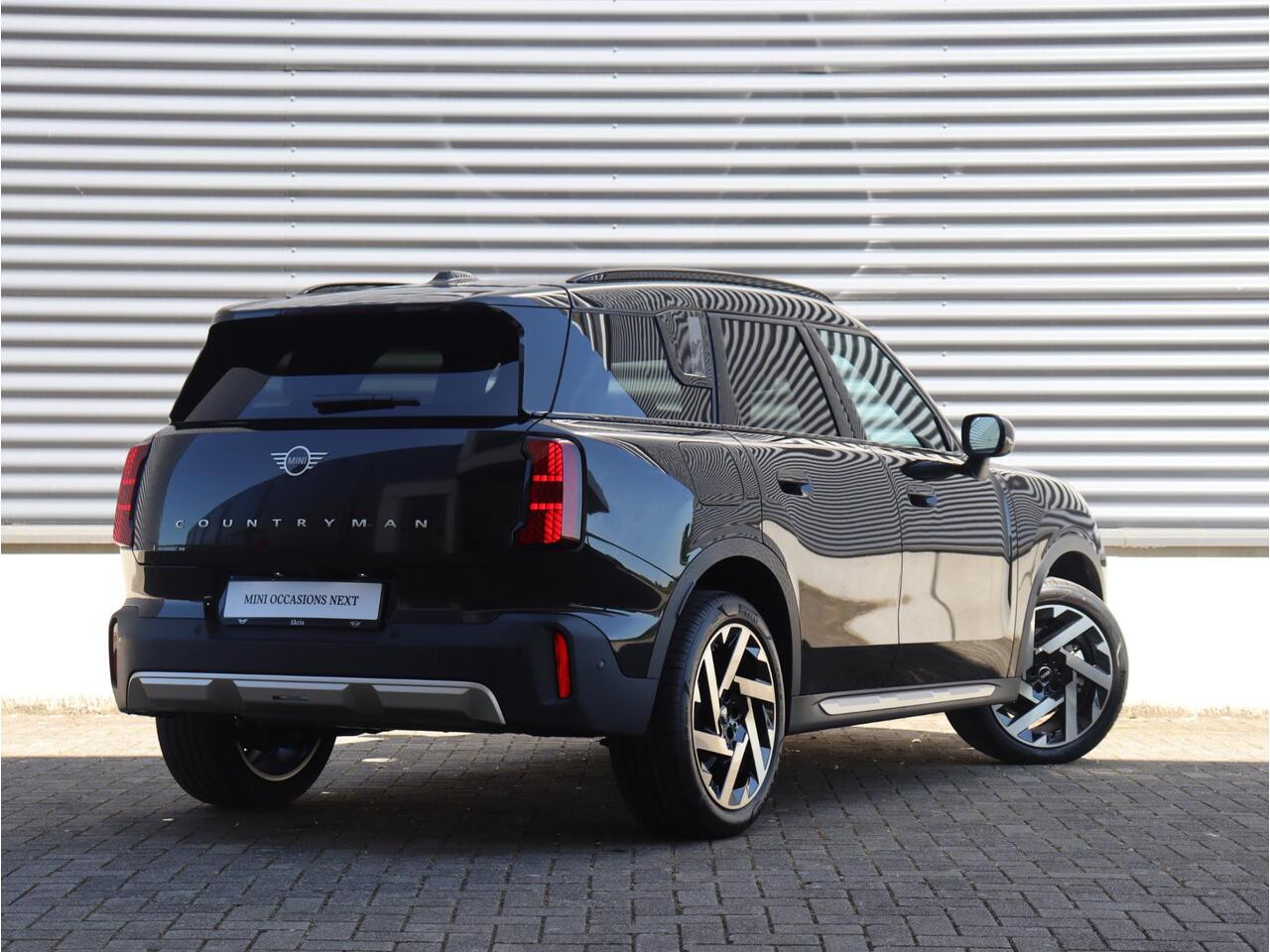 Mini COUNTRYMAN C | Favoured Trim + Pakket L + Panodak + Head-Up + Driving Assistant Plus + Parking Assistant Plus + Harman Kardon + 19'' LMV