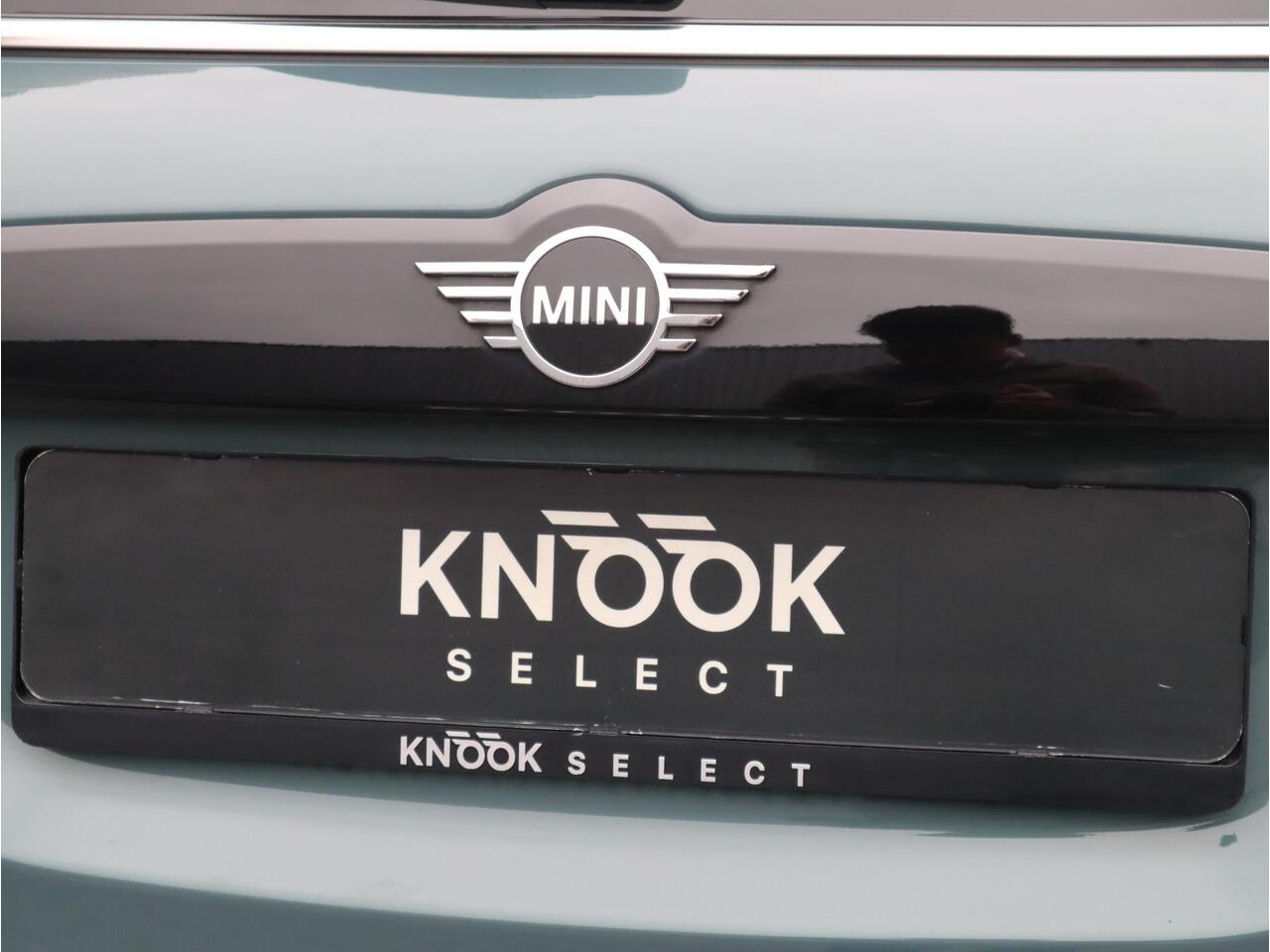 Mini COUNTRYMAN Cooper S E ALL4 Classic Automaat / Panoramadak / Stuurwielverwarming / Harman Kardon / LED / MINI Navigatiesysteem / 17 Inch / Sportstoelen / Trekhaak / Lichtpakket