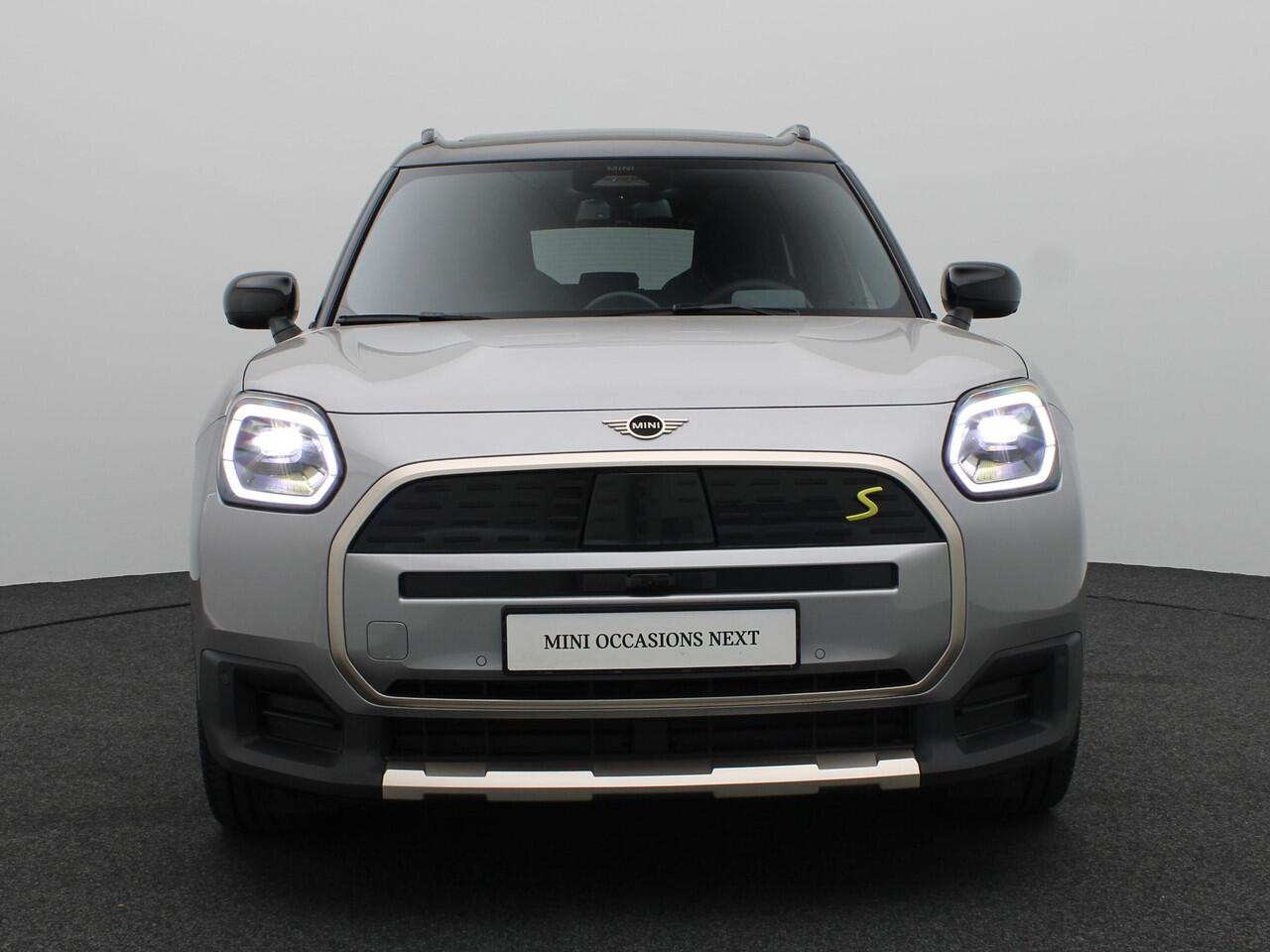 Mini COUNTRYMAN SE ALL4 Favoured + Pakket L + Glazen panoramadak + Driving Assistant Plus + Parking Assistant Plus + Harman Kardon + Elektrisch verwarmde voorstoelen + 19''