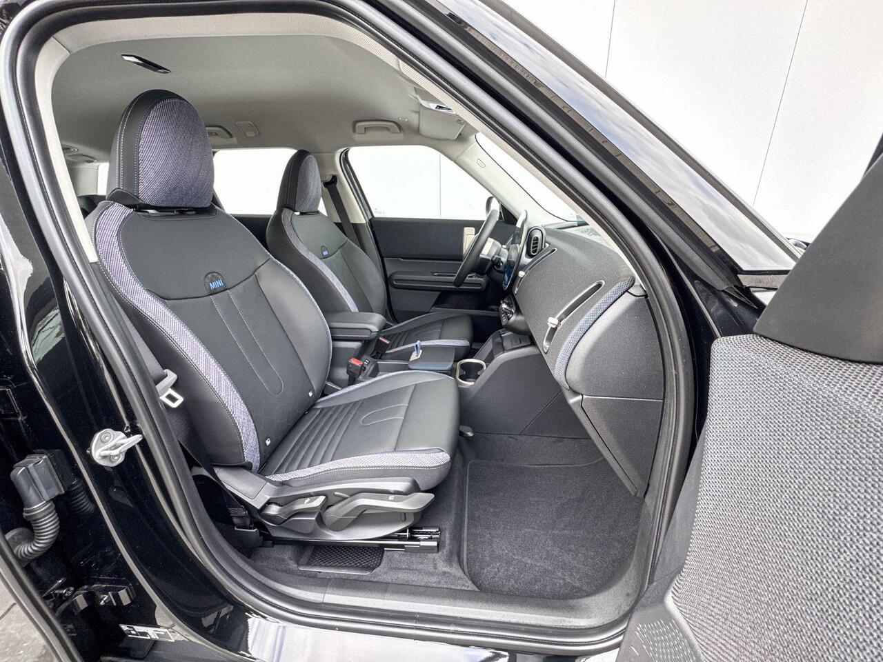 Mini COUNTRYMAN C Classic S Plus | Trekhaak met elektrisch wegklapbare kogel | 19" LM John Cooper Works Runway Spoke black | Opruimingsvoordeel