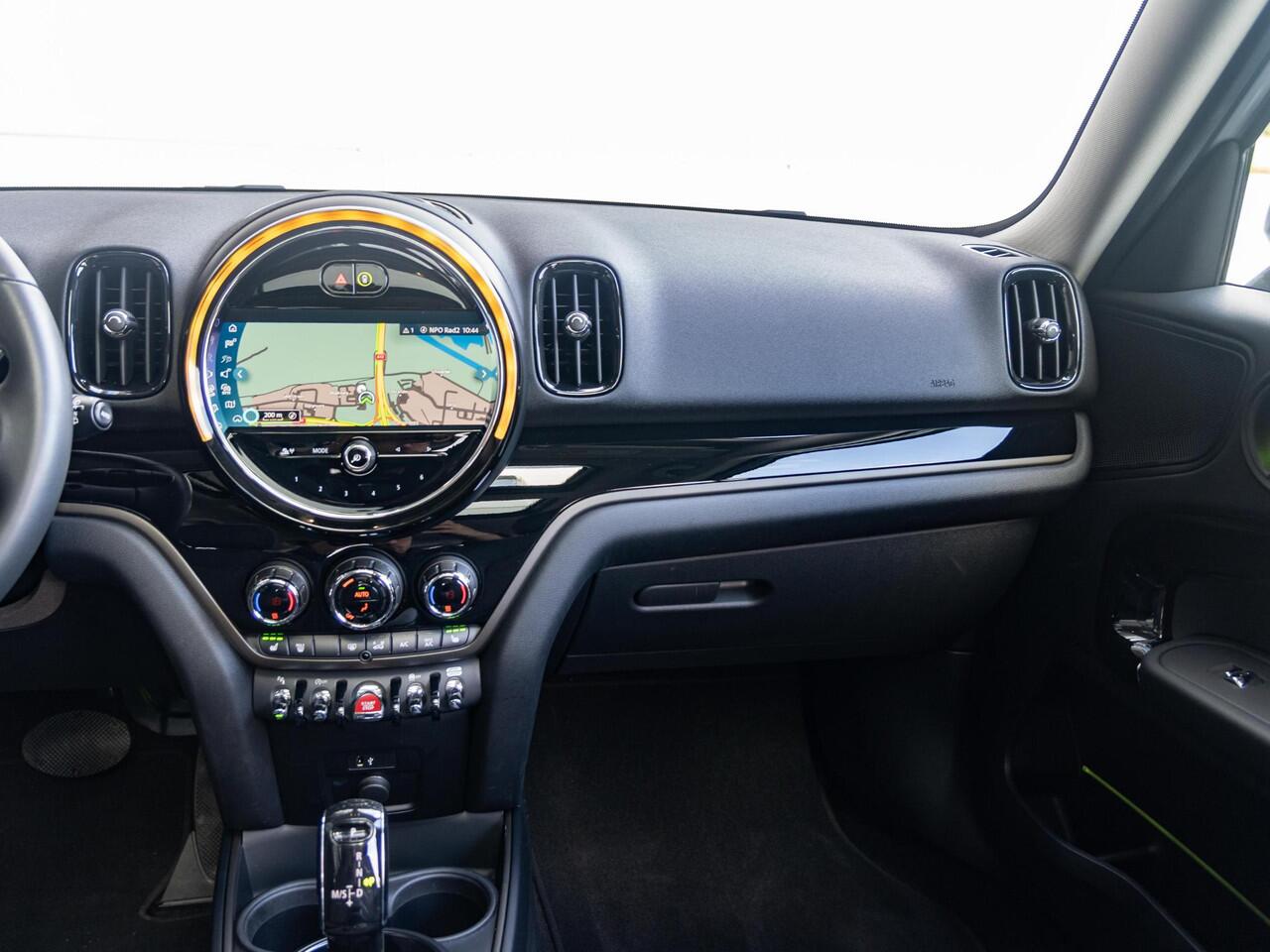 Mini COUNTRYMAN Cooper Aut. Adaptieve Cruise + Achteruitrijcamera + Elektrisch verstelbare stoelen + Glazen Panoramadak