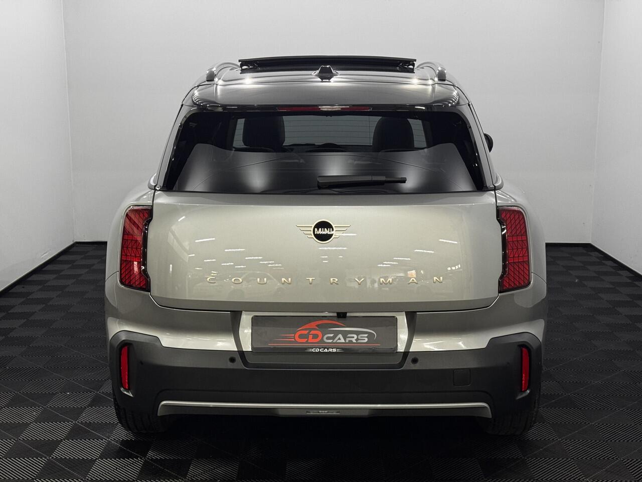 Mini COUNTRYMAN Mini 1.5 C Classic Trim + Package M Pano, Camera, Half leder, Navi, Head-up display, Elektrische achterklep, Winterpakket, Cruise control adaptief, 2 jaar garantie