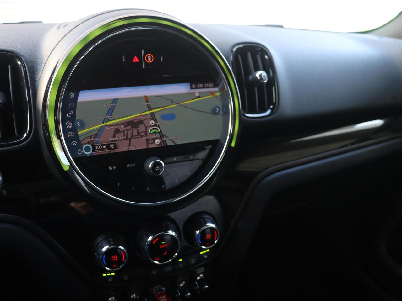 Mini COUNTRYMAN Cooper | Classic + Panodak + Achteruitrijcamera + Comfort Access + Apple Carplay + Verwarmde Voorstoelen + Driving Assistant + 18'' LMV