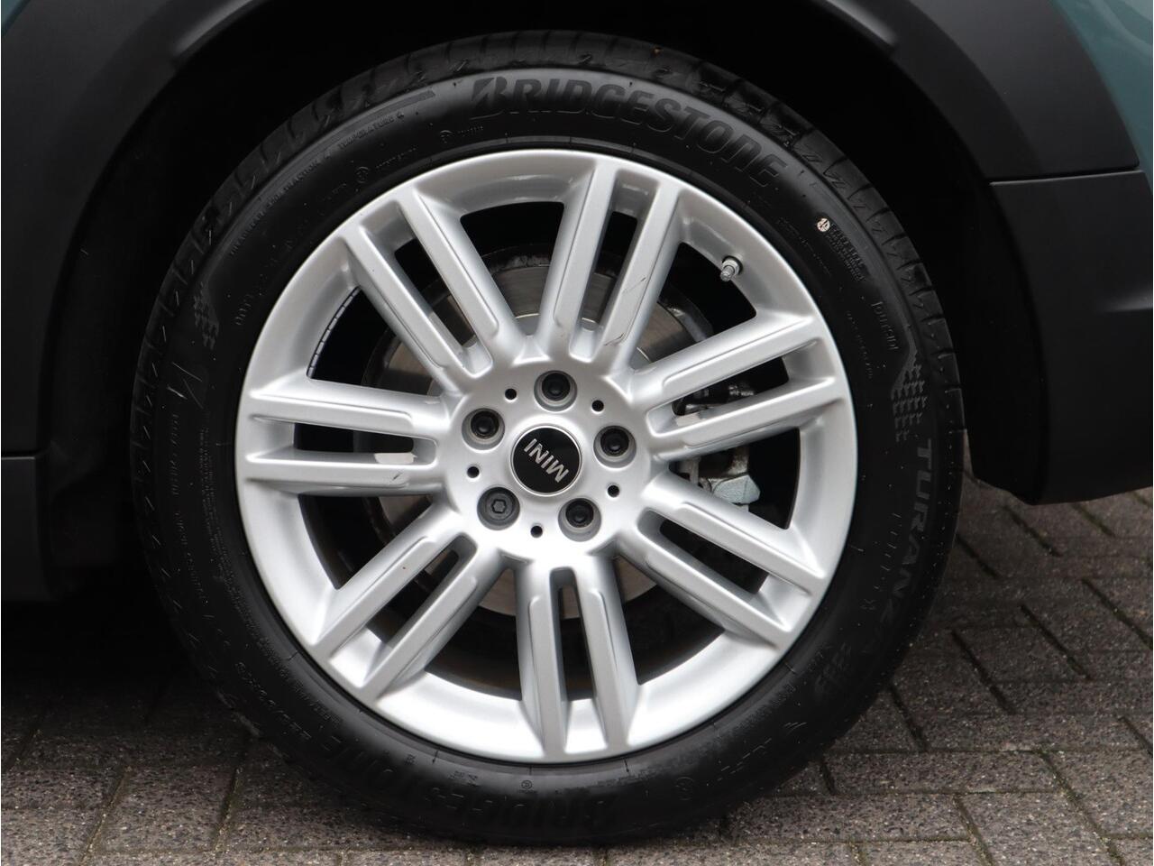 Mini COUNTRYMAN Cooper S E ALL4 Classic Automaat / Panoramadak / Stuurwielverwarming / Harman Kardon / LED / MINI Navigatiesysteem / 17 Inch / Sportstoelen / Trekhaak / Lichtpakket