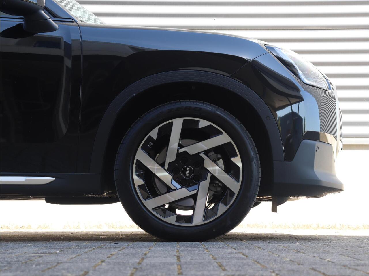 Mini COUNTRYMAN C | Favoured Trim + Pakket L + Panodak + Head-Up + Driving Assistant Plus + Parking Assistant Plus + Harman Kardon + 19'' LMV