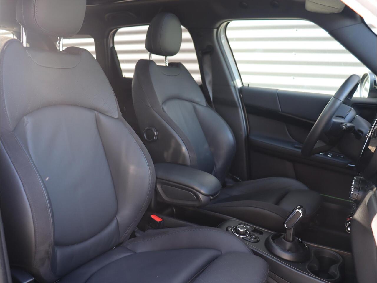 Mini COUNTRYMAN Cooper | Classic + Panodak + Achteruitrijcamera + Comfort Access + Apple Carplay + Verwarmde Voorstoelen + Driving Assistant + 18'' LMV