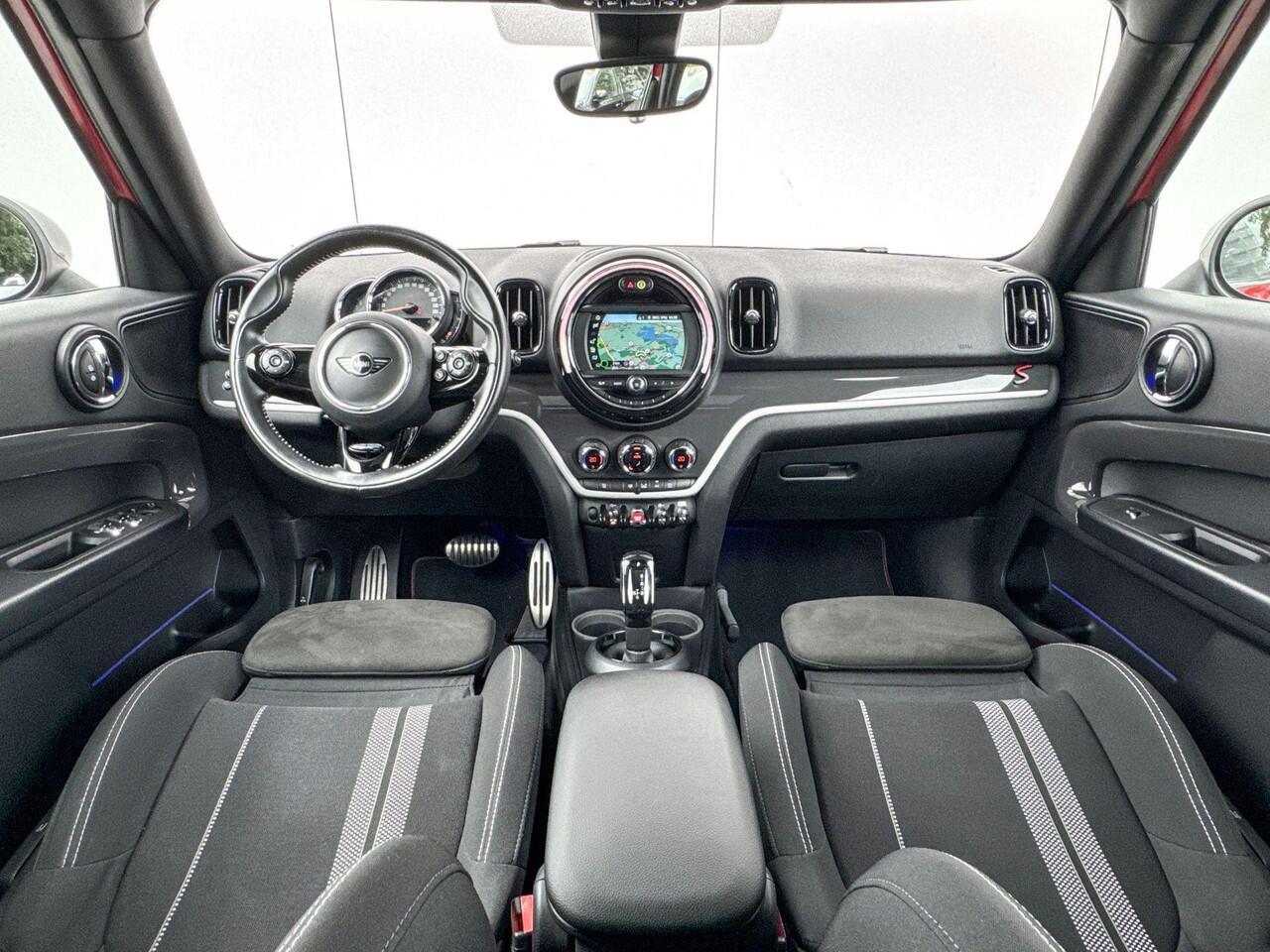 Mini COUNTRYMAN Cooper S Glazen panoramadak / JCW Pakket / 19'' / LED-koplampen met uitgebreide functies / Klasse 3 Alarm / Navigatie / Selections