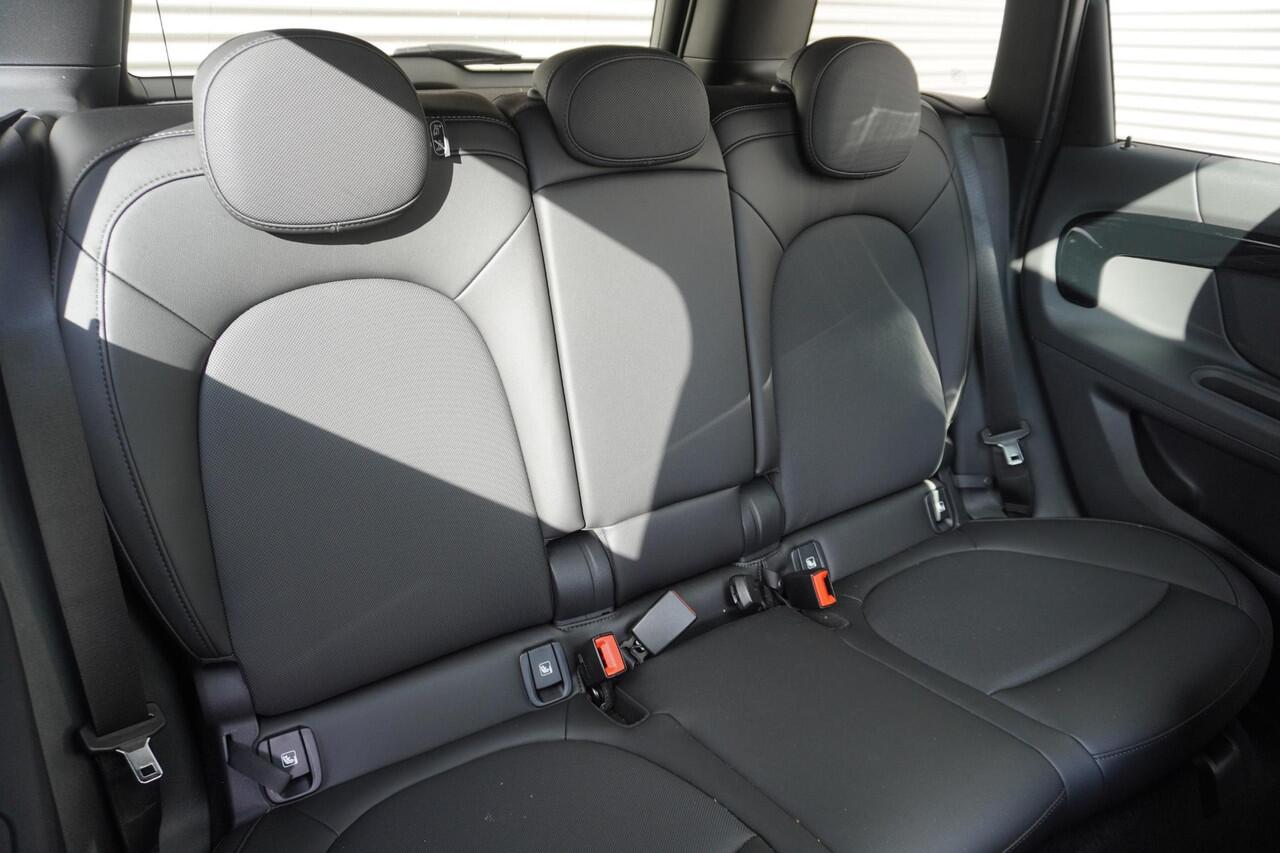 Mini COUNTRYMAN C Chili | Serious Business | Glazen panoramadak | Harman-Kardon sound system | Piano Black Exterior pack