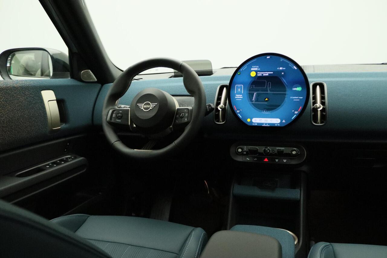 Mini COUNTRYMAN SE ALL4 Favoured + Pakket L + Glazen panoramadak + Driving Assistant Plus + Parking Assistant Plus + Harman Kardon + Elektrisch verwarmde voorstoelen + 19''