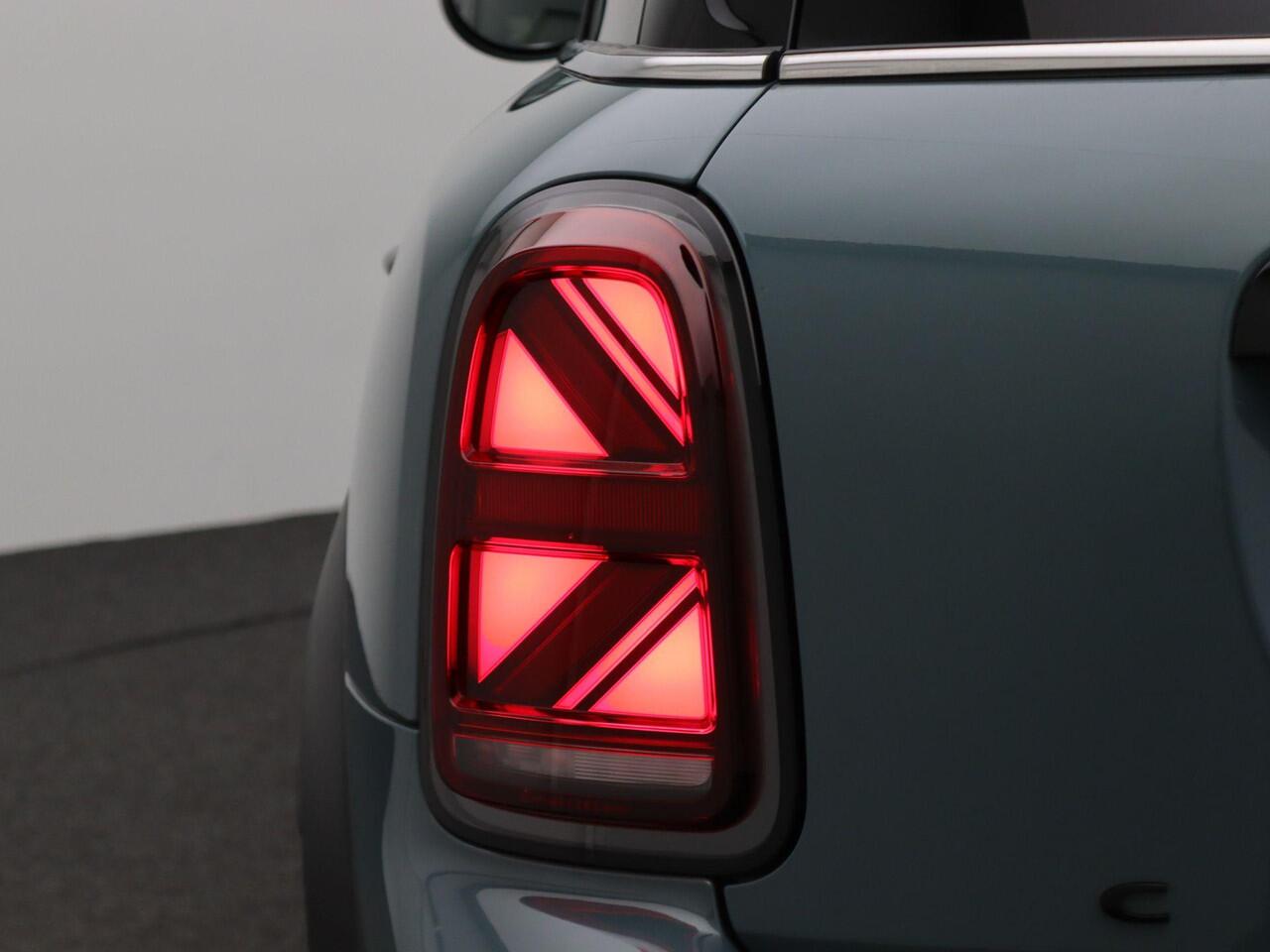 Mini COUNTRYMAN Cooper S Classic + Comfort Plus Pakket + Driving Assistant Pakket + Stuurwielrand Verwarmd + Panoramadak + Sportstoelen + LED + 18''