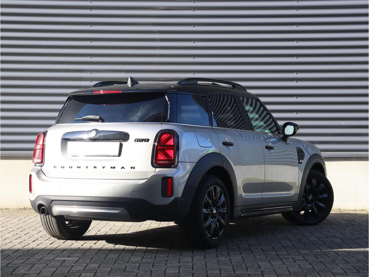 Mini COUNTRYMAN Cooper | Classic + Panodak + Achteruitrijcamera + Comfort Access + Apple Carplay + Verwarmde Voorstoelen + Driving Assistant + 18'' LMV
