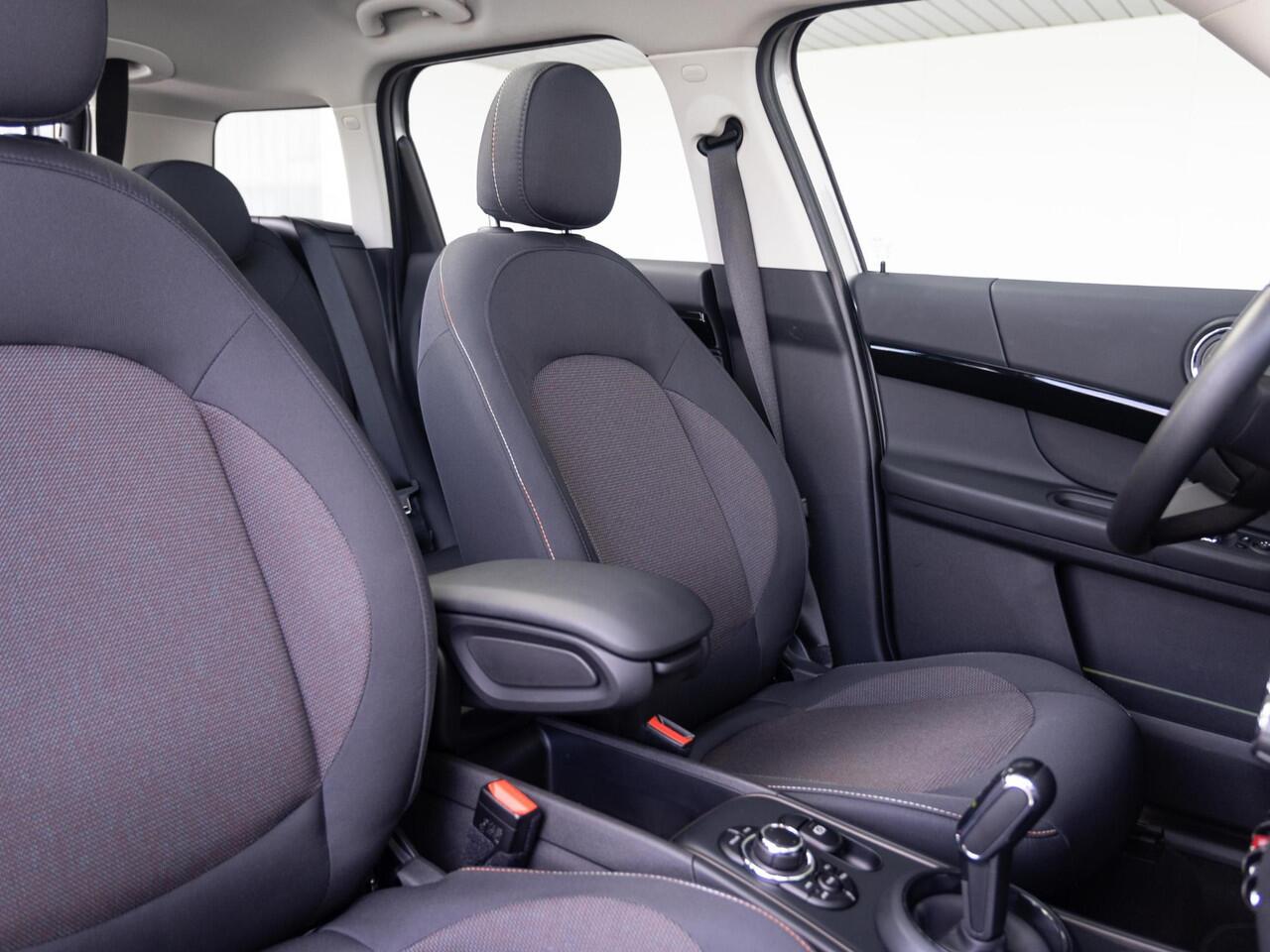 Mini COUNTRYMAN Cooper Aut. Adaptieve Cruise + Achteruitrijcamera + Elektrisch verstelbare stoelen + Glazen Panoramadak