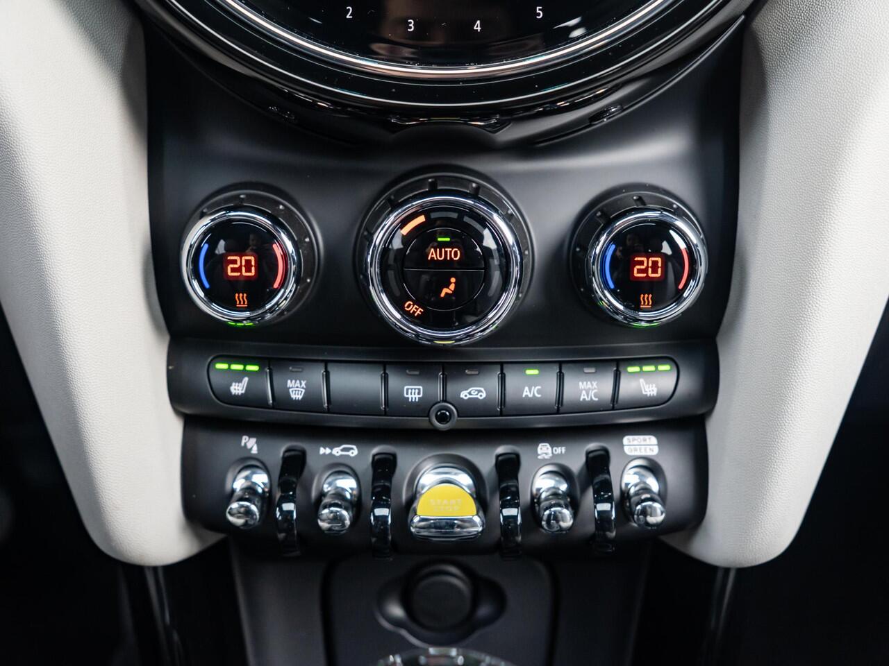 Mini Electric Cooper SE Collection + Glazen Panoramadak + Chester Leder + Achteruitrijcamera + HUD + Stuur- en stoelverwarming