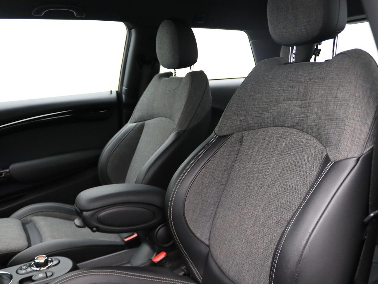 Mini Electric Essential + Interior Style MINI Dark + Achteruitrijcamera + Sportstoelen + LED + 17''