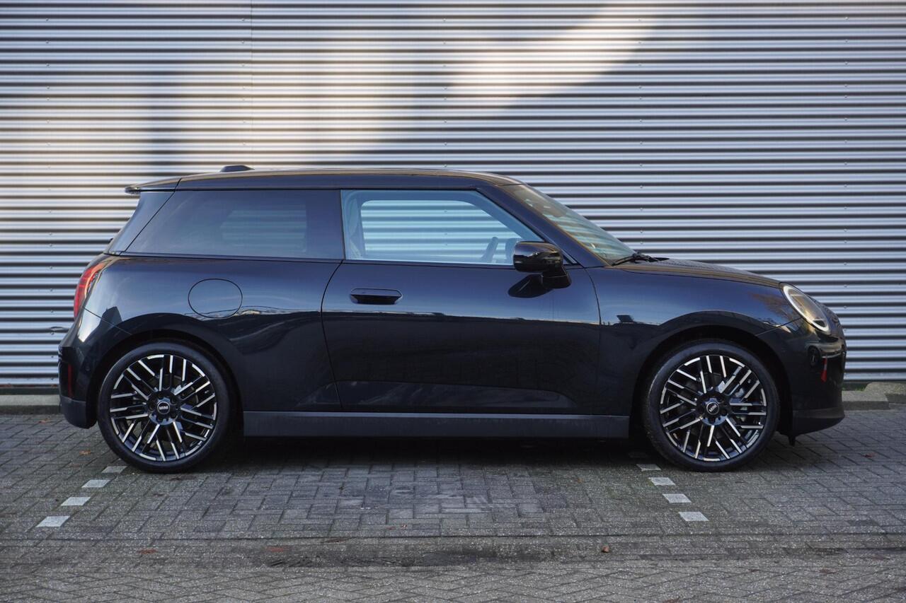 Mini Electric 3-deurs Cooper SE Favoured Trim | Pakket M | Stuurwielrand verwarmd | Glazen panoramadak | Driving Assistant | Parking Assistant | MINI Head-Up Display
