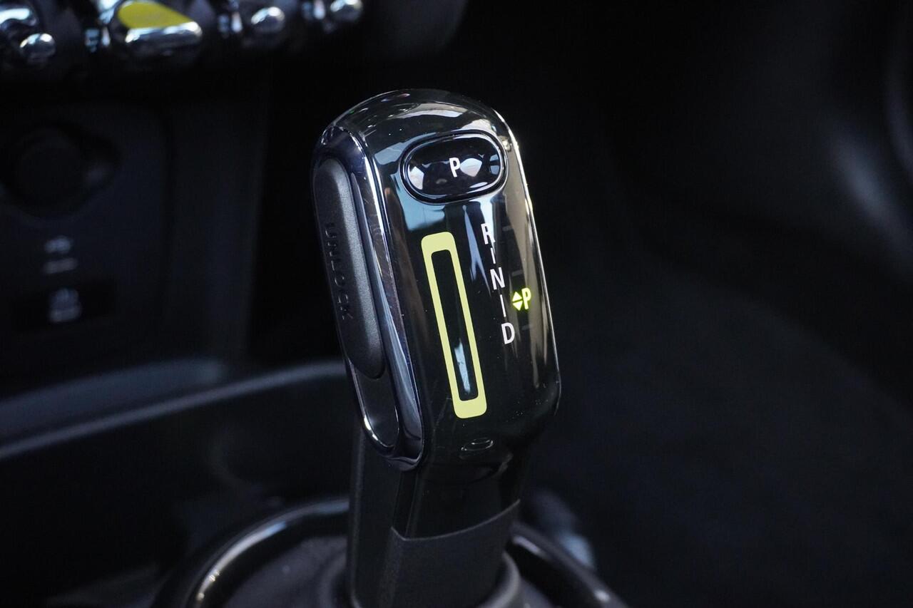 Mini Electric Cooper SE Classic Uitvoering | Glazen panoramadak | Harman-Kardon sound system | Piano Black Exterior pack | 17 inch LM Tentacle Spoke black