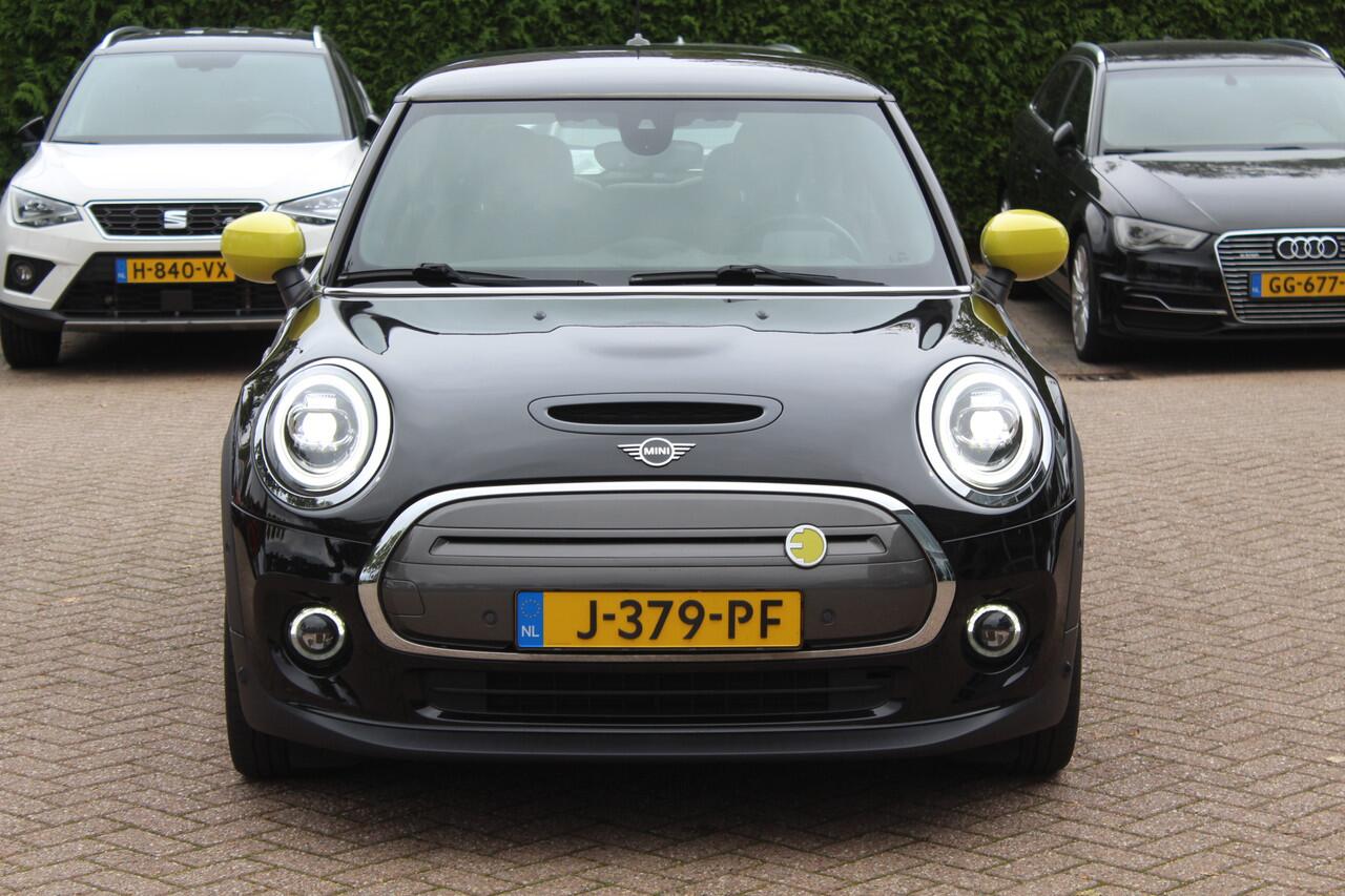 Mini Electric Mini Charged 33 kWh / SoH 95.8% / Camera / Head-up / Leder / Harman Kardon / Keyless / 17'' / CarPlay / Stoelverwarming / Matrix LED / DAB / Cruise Control