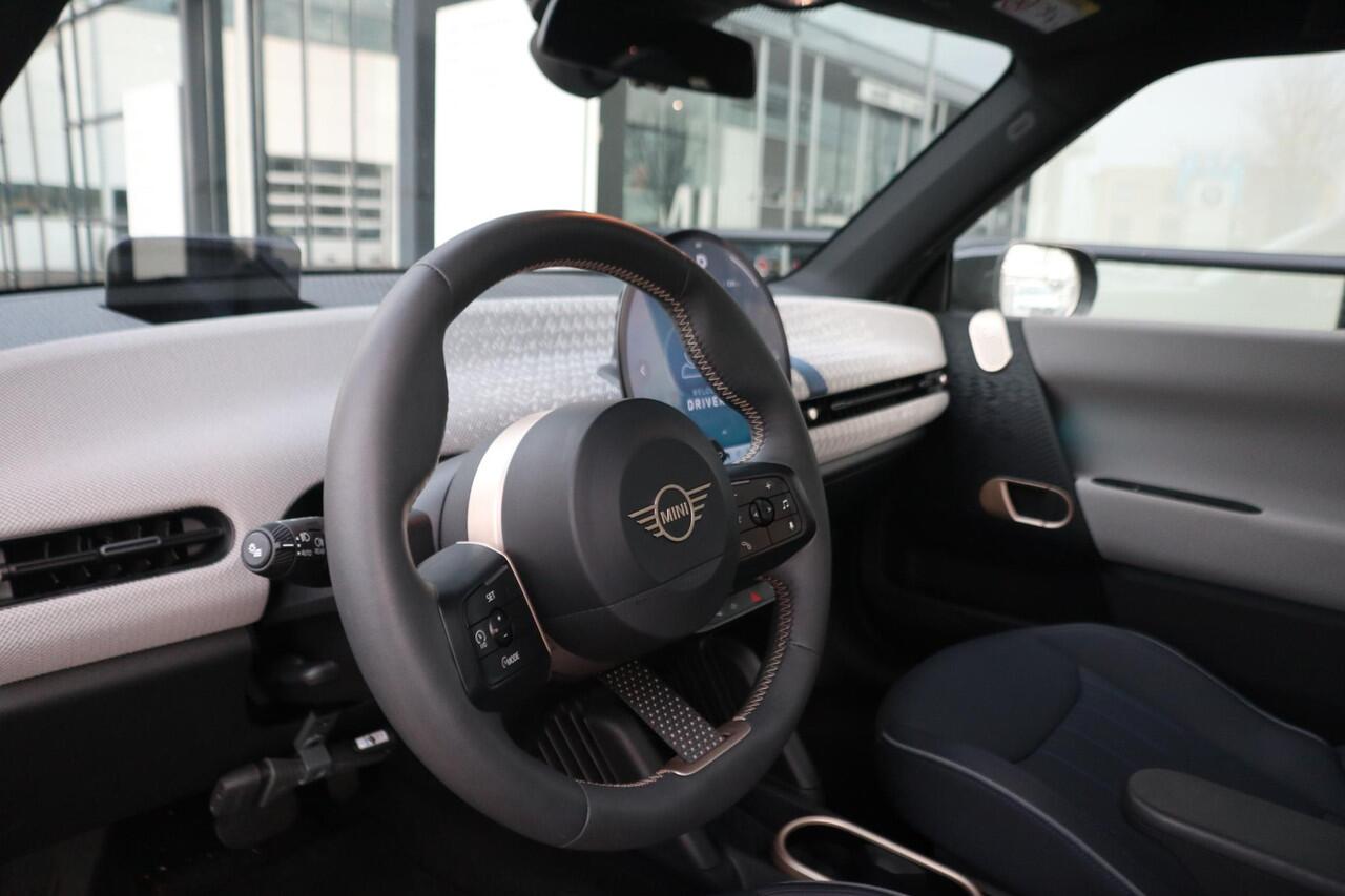 Mini Electric Cooper SE | Favoured Pakket XL | Glazen Panoramadak | Stuur- en stoelverwarming | Harman/Kardon | Head-Up Display | Active Cruise Control | Elektrisch verstelbare, lederen stoelen | NEXT