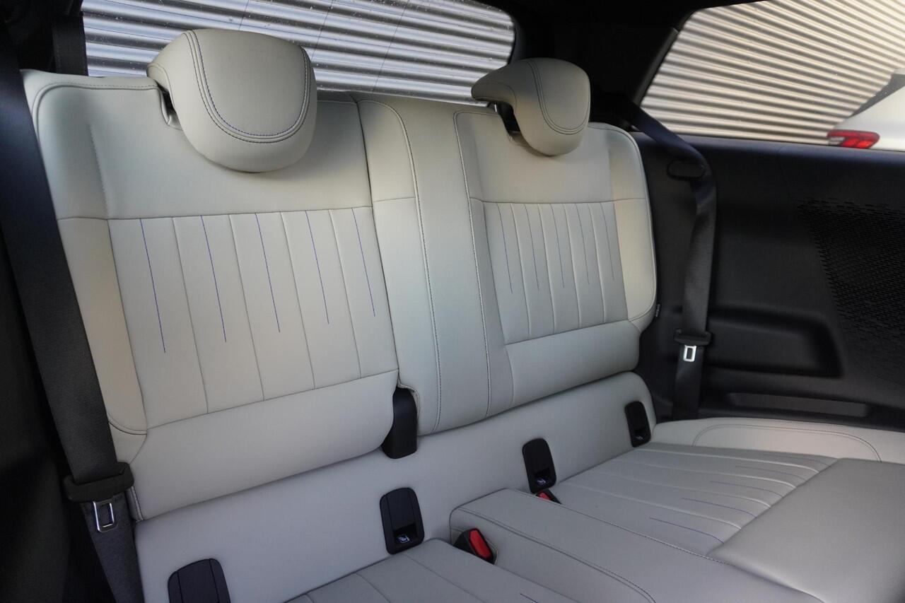 Mini Electric 3-deurs Cooper SE Favoured Trim | Pakket M | Stuurwielrand verwarmd | Glazen panoramadak | Driving Assistant | Parking Assistant | MINI Head-Up Display