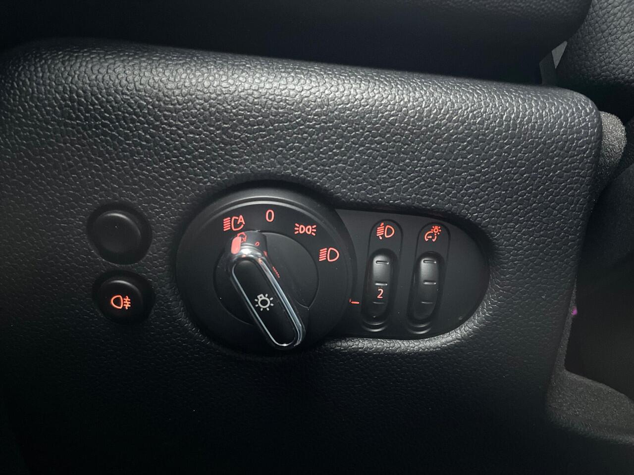 Mini Electric Classic 33 kWh | LED | Apple Carplay & Android Auto | Cruise | Parkeersensoren | Climate Control |