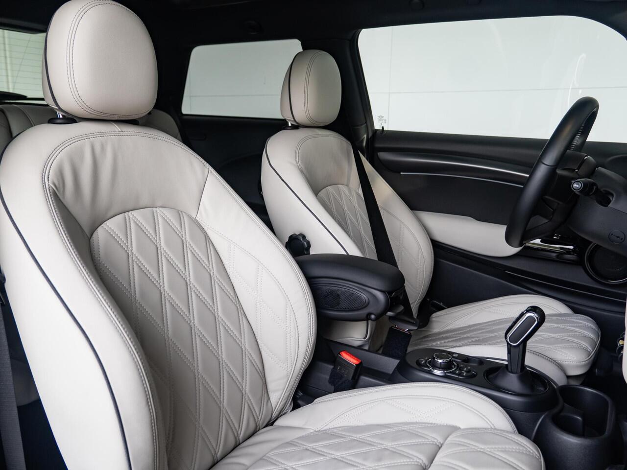 Mini Electric Cooper SE Collection + Glazen Panoramadak + Chester Leder + Achteruitrijcamera + HUD + Stuur- en stoelverwarming