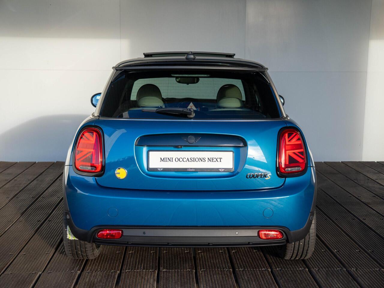 Mini Electric Cooper SE Collection + Glazen Panoramadak + Chester Leder + Achteruitrijcamera + HUD + Stuur- en stoelverwarming