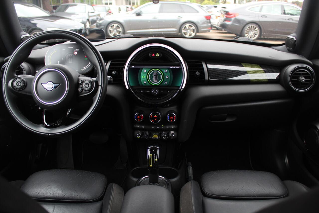 Mini Electric Mini Charged 33 kWh / SOH 95.1% / Camera / Head-up / Leder / Harman Kardon / Keyless / 17'' / CarPlay / Stoelverwarming / Matrix LED / DAB / Cruise Control