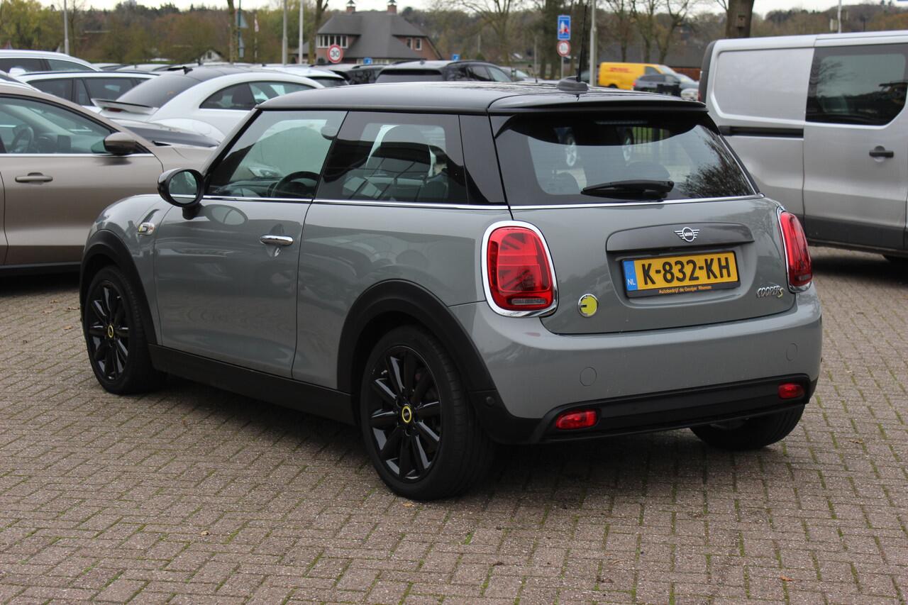 Mini Electric Mini Charged 33 kWh / SOH 95.1% / Camera / Head-up / Leder / Harman Kardon / Keyless / 17'' / CarPlay / Stoelverwarming / Matrix LED / DAB / Cruise Control